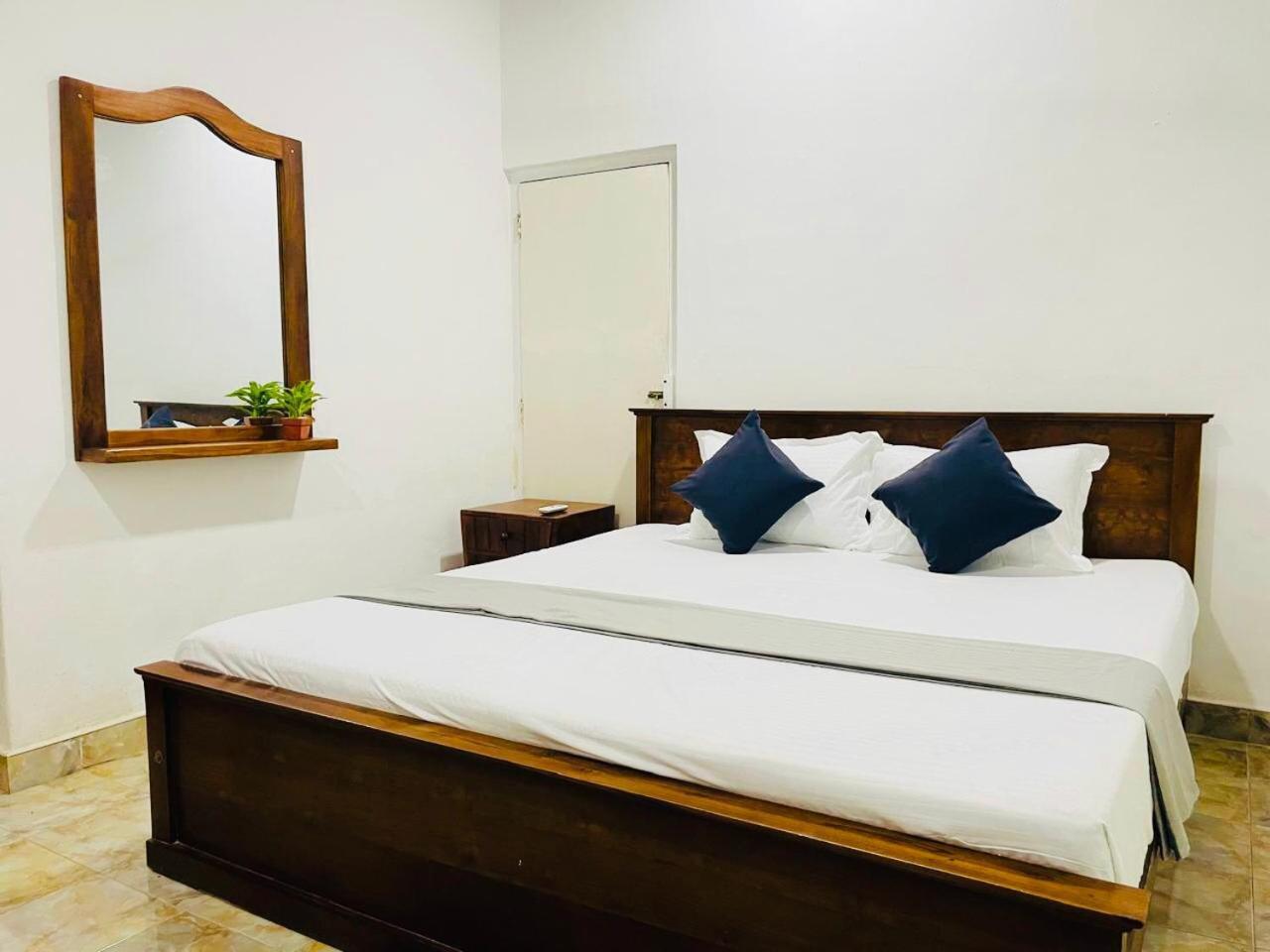 The Beez Hotel Negombo Exterior photo